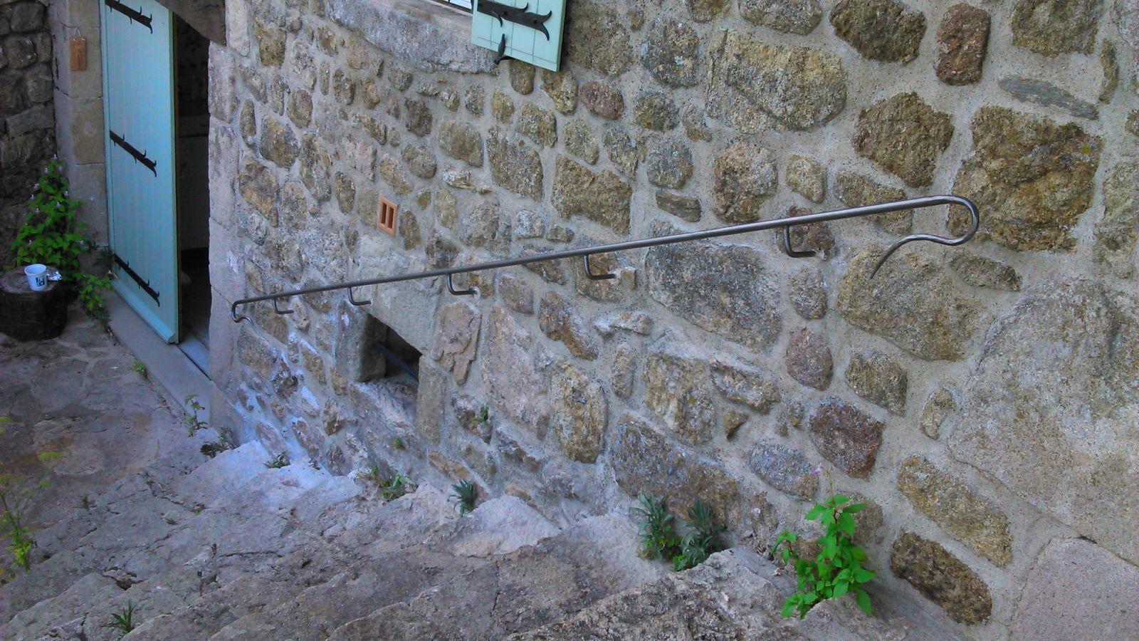 Main courante en fer forgé sur mesure pour un escalier extérieur à