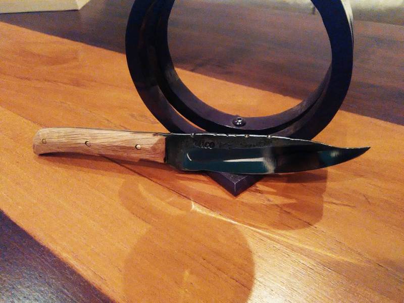 Couteau droit, lame 13cm, manche en olivier