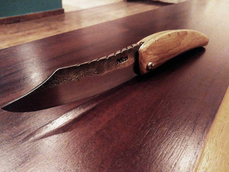 Grand couteau pliant (28 cm ouvert) avec blocage de lame et manche en frêne