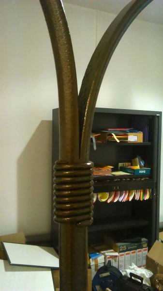 Les soudures sont masquées par des enroulements de rondins forgés.