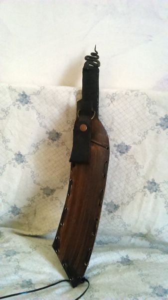 Couteau de camp dans son étui en cuir