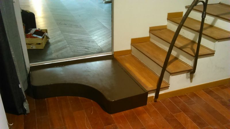 Palier en acier permettant l'accès à l'escalier.