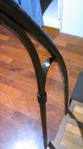 Les barreaux verticaux sont visés dans la main courante.