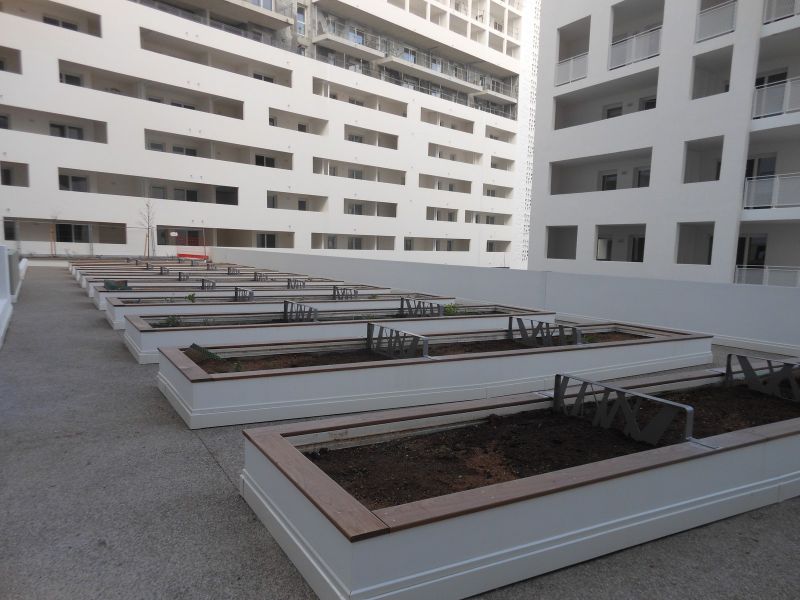 Séparatifs de jardinières sur mesure en acier dans une copropriété, à Marseille 13002.