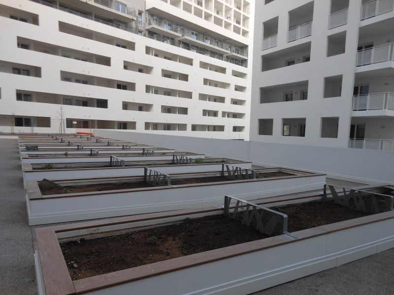 Jardinière en béton avec séparatifs en acier découpé au laser à Marseille 13002.