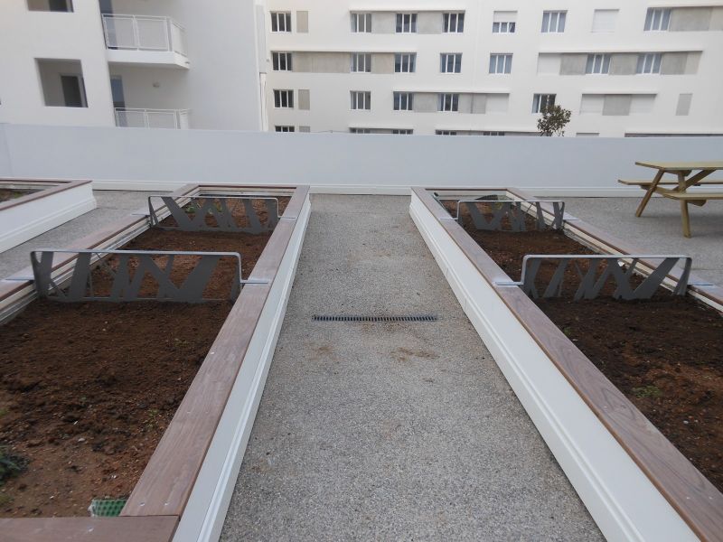 Séparatifs de jardinières sur mesure en acier dans une copropriété, à Marseille 13002.