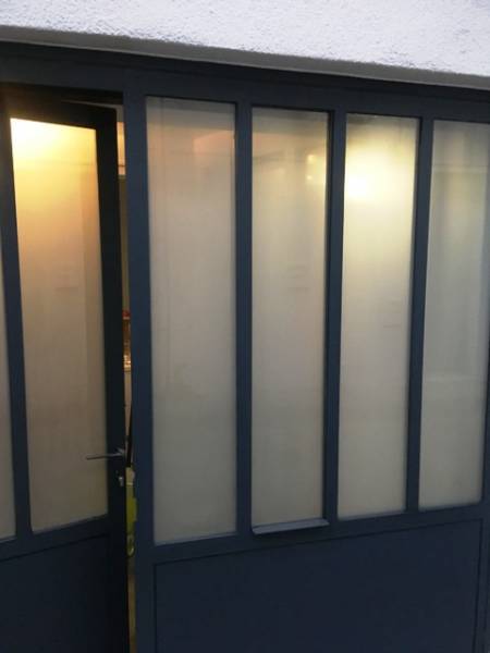 Devanture en acier sur mesure, avec vitrage sablé, à Marseille