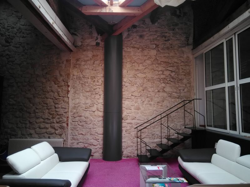 Habillage de tuyauterie en tôle et escalier en acier