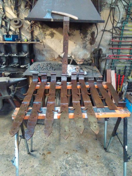 Les pentures totalement finies avec l'effet rouillé