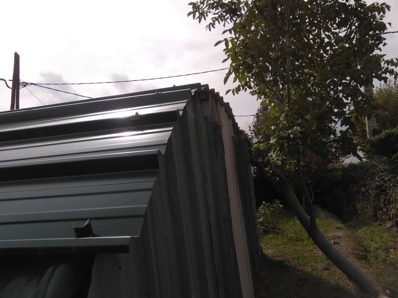 Couverture d'un hangar en tôles de bardage