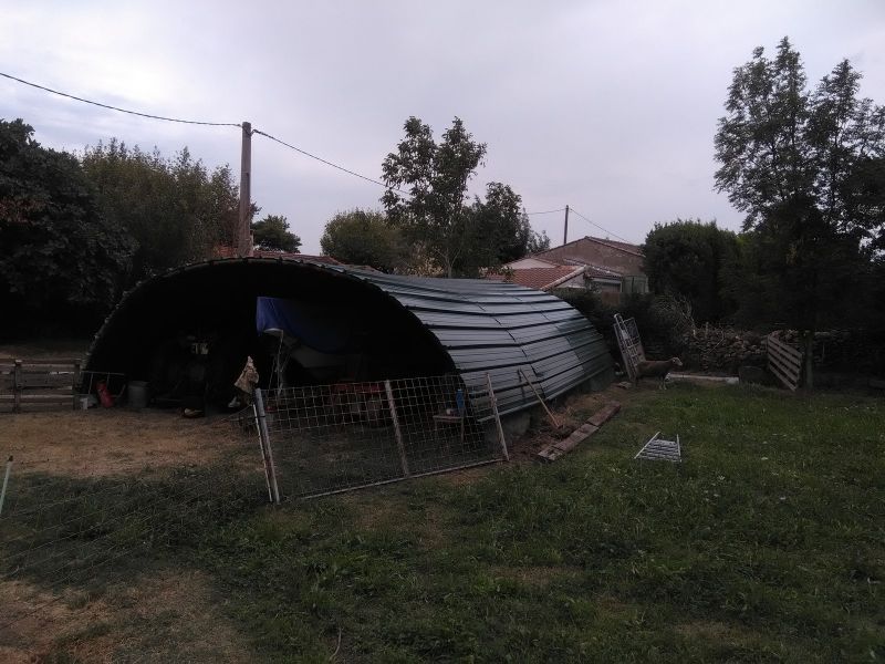 Couveture d'un hagar en tôles de bardage