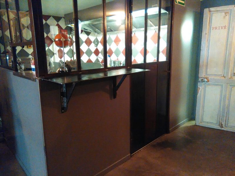 Tablette rétractable en acier