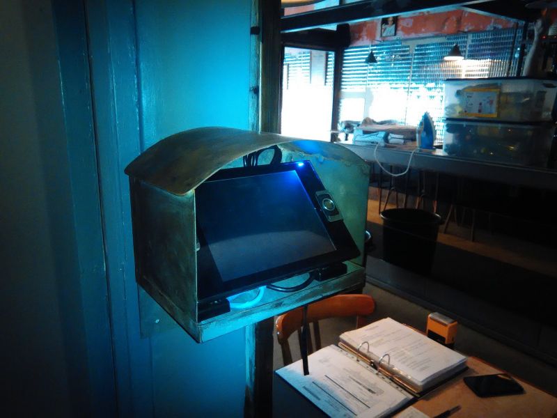 Niche en acier pour un ordinateur de salle