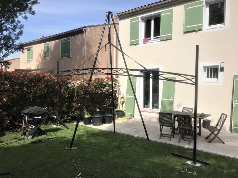 Levage de la frise sur les piliers