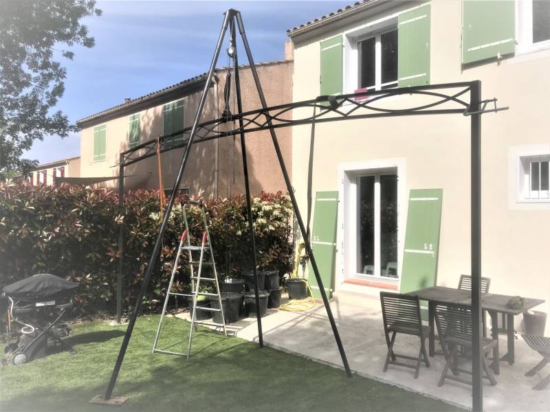 Levage de la frise sur les piliers