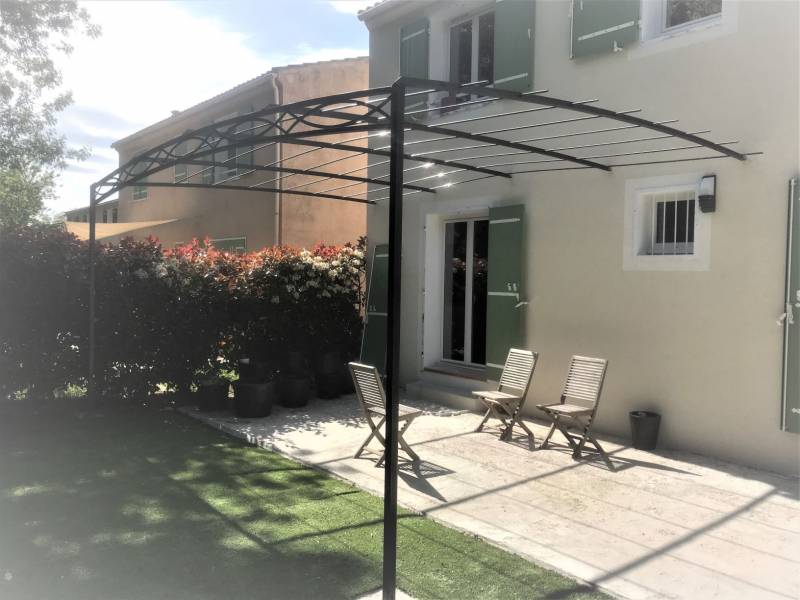 Pergola sur mesure en fer forgé à Marseille