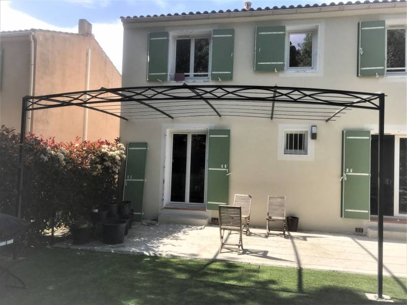 Pergola sur mesure en fer forgé à Marseille 