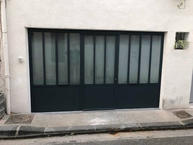 Devanture sur mesure avec vitrage sablé, à Marseille