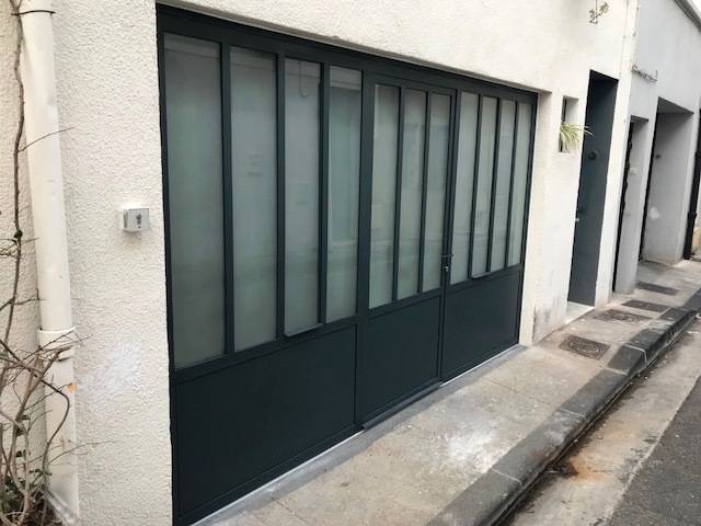 Devanture sur mesure avec vitrage sablé, à Marseille