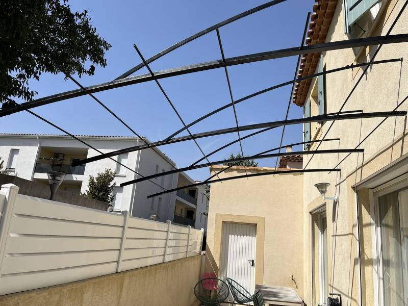 Pergola sur mesure suspendue à Septemes les Vallons