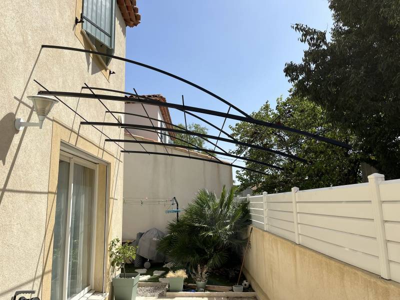 Pergola sur mesure suspendue à Septèmes les Vallons
