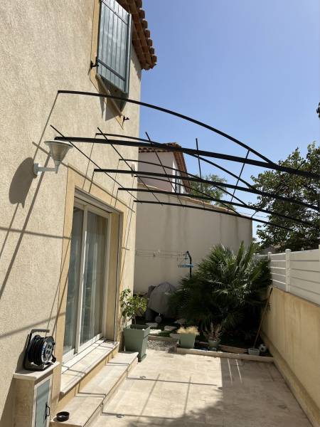 Pergola suspendue sur mesure à Septemes les Vallons