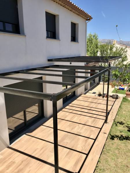 Pergola moderne en acier sur mesure à Fuveau