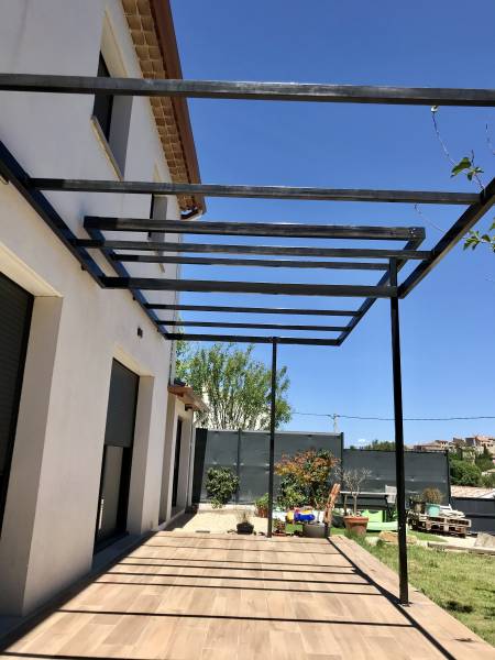 Pergola moderne en acier sur mesure à Fuveau