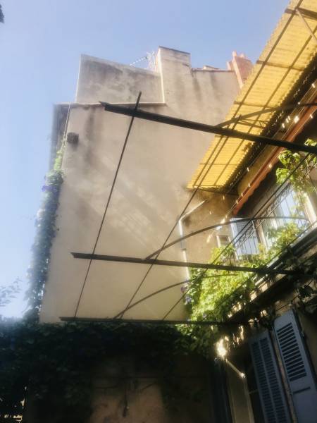 Création d'une pergola en fer forgé sur mesure à Marseille