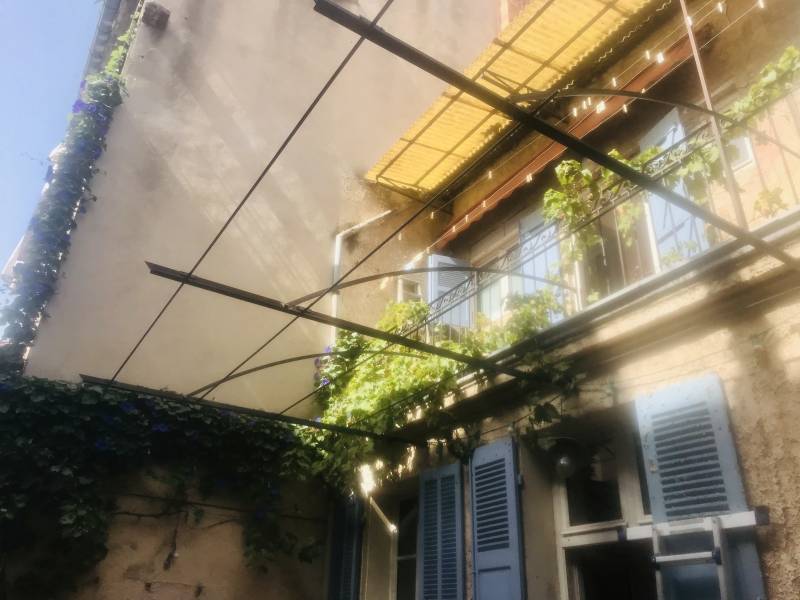 Création d'une pergola en fer forgé sur mesure à Marseille