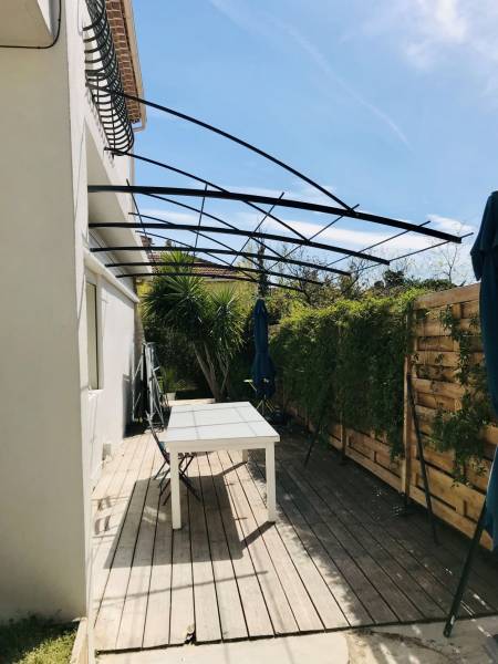 Pergola suspendue sur mesure à Marseille 13012